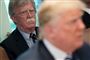 Donald Trumps tidligere sikkerhedsrådgiver John Bolton (i baggrunden) er på vej med en ny bog, som Det Hvide Hus forsøger at bremse udgivelsen af.