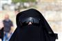 Kvinder i Jordan med niqab-hovedbeklædning kunne se den delvise solformørkelse ved det ældgamle landemærke Amman Citadel i byen Amman.