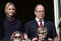 Her ses hele den monegaskiske fyrstefamilie: Fyrstinde Charlene på 42 år og 62-årige fyrst Albert og parrets femårige tvillinger, prinsesse Gabriella og prins Jacques. (Arkivfoto)