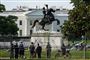 Statuen af USA's tidligere præsident Andrew Jackson, der står overfor Det Hvide Hus, har fået spraymalet ordet "Morder" på soklen. Ud over at være præsident var Jackson også slaveejer. Nu skal en ny styrke sættes ind for at forhindre demonstranterne i at begå hærværk mod USA's statuer.