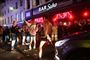 Der var masser af glade folk på gaden i Soho-området i London lørdag aften og nat.
