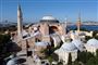 Hagia Sofia var en katedral i den byzantinske æra, men Det Osmanniske Rige erobrede Istanbul i 1453 og lavede katedralen om til en moské. I 1935 lavede det daværende verdslige styre i Tyrkiet Hagia Sofia om til et museum, hvilket ifølge domstolen var lovstridigt. (Arkivfoto).