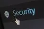Et skilt med ordlyden Security