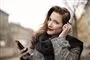 Smilende dame med en iPhone