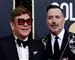 Elton John og David Furnish i jakkesæt smilende