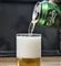 En Carlsberg bliver hældt op i et glas