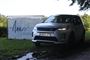 En Land Rover foran et skilt