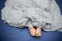Et par fødder under en dyne