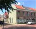 Gult almindeligt hus i hollandsk gade 