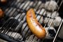 En grillpølse på grillen