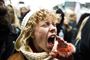 Ung kvinde skriger i en demonstration