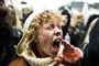 Ung kvinde skriger i en demonstration