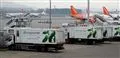 3 lastbiler fra Gate Gourmet ude i Kastrup Lufthavn med fly ved siden af.