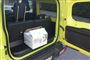 En hvid kasse i bagi en Jimny