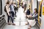 Passager i metrotog - nogle bærer mundbind