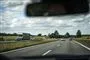 Motorvej set gennem forrude på bil 