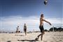 To unge mænd spiller beachvolley.