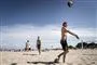 To unge mænd spiller beachvolley.