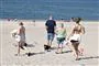 børn og voksne på en strand