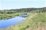 Redningsmandskab i færd med at lægge flydespærringer ud i kanal på Djursland. 