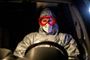 Person med maske og beskyttelsesbriller
