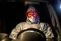 Person med maske og beskyttelsesbriller