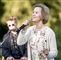 Anne Dorte Michelsen med gråt hår synger i det fri