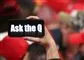To personer holder deres mobiltelefoner op og viser deres støtte til konspirationsteorien QAnon