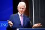Bill Clinton slår ud med armene