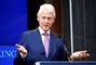 Bill Clinton slår ud med armene
