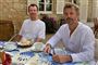 Kronprins Frederik ved et rundt bord med en bleg prins Joachim ved siden af
