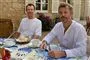 Kronprins Frederik ved et rundt bord med en bleg prins Joachim ved siden af