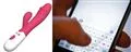 En penisformet vibrator/dildo og en smartphone