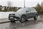 En stor grå Mercedes GLE