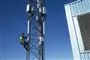Tekniker på mobilmast med 5G