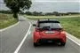 En orange Toyota Yaris bagfra.