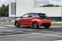 En ny Toyota Yaris set fra siden kørende inde i byen.