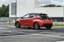 En ny Toyota Yaris set fra siden kørende inde i byen.