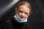 Greta Thunberg med et mundbind om halsen