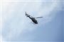En politihelikopter i luften med blå himmel