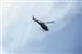 En politihelikopter i luften med blå himmel