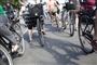 Billede af en masse cyklister bagfra
