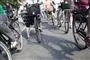Billede af en masse cyklister bagfra