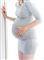 En højgravid kvinde holder sig på maven.