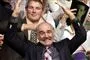 Sean Connery deltager i en "bølge" under tennisturneringen Wimbledon i 2005