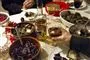 Et julefrokost-bord med snaps og julemad