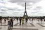 Mennesker på pladsen foran Eifeltårnet i Paris 