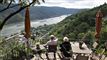 Pensionistpar kigger på Rhinen fra terrasse over Oberwesel