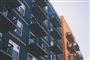 Moderne lejlighedsfacade med mange altaner