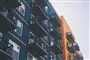 Moderne lejlighedsfacade med mange altaner